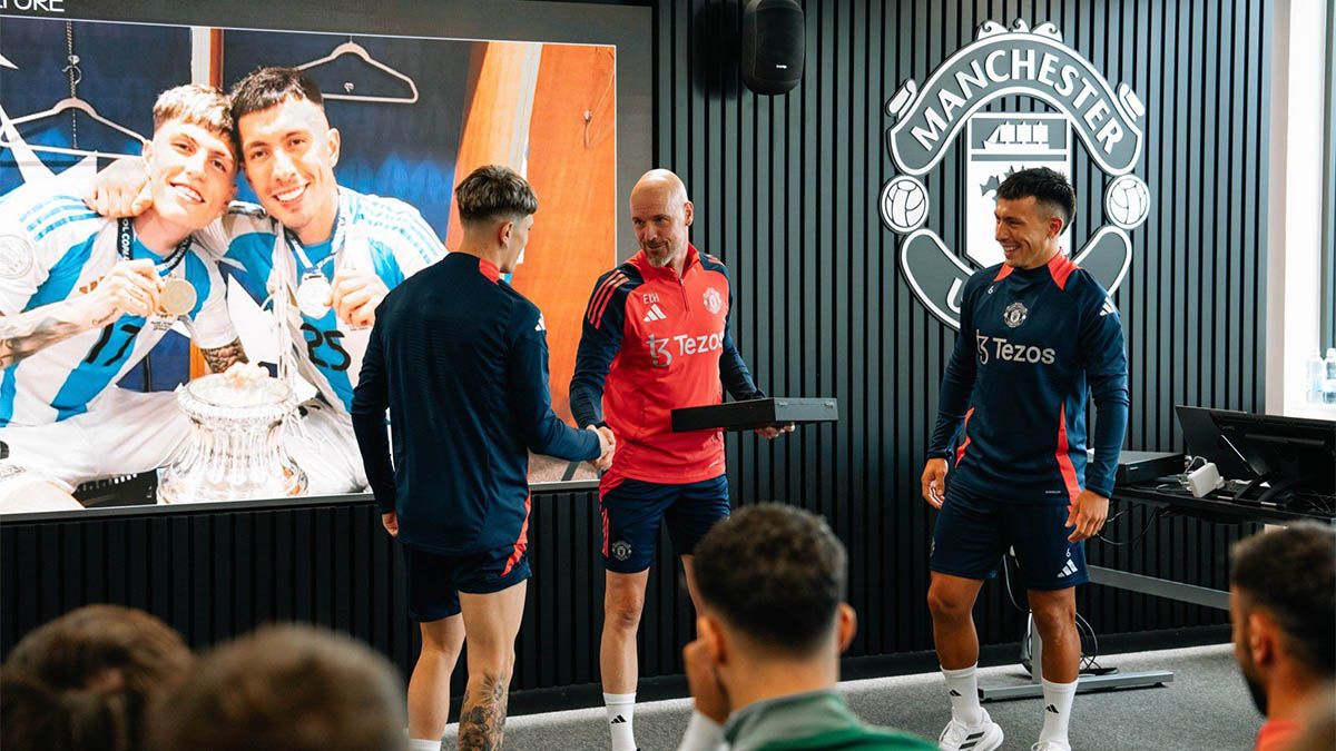 El DT del Manchester United, Erik Ten Hag, realizó un curioso homenaje a Lisandro Martínez y a Alejandro Garnacho tras ganar la Copa América ante el plantel. El DT del Manchester United, Erik Ten Hag, realizó un curioso homenaje a Lisandro Martínez y a Alejandro Garnacho tras ganar la Copa América ante el plantel.