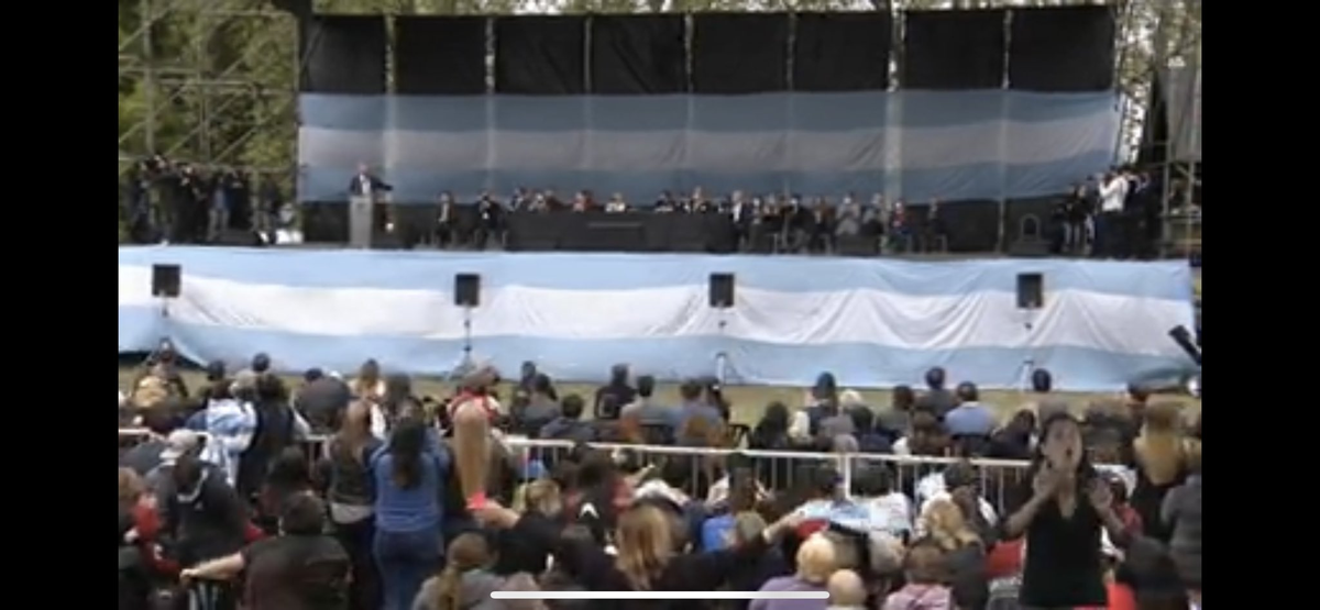 ¿Qué es ese escenario y ese marco tan pobre como la economía argentina? Si hay pobreza, que no se note...