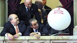 Guillermo Moreno y un globo de Clarin miente Guillermo Moreno y un globo de Clarin miente