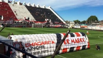 Chacaritasufrirá la clausura de su estadio tras una pelea entre barras que terminó conel asesinato de un hincha durante el partido frente a Deportivo Maipú por laPrimera Nacional. Chacaritasufrirá la clausura de su estadio tras una pelea entre barras que terminó conel asesinato de un hincha durante el partido frente a Deportivo Maipú por laPrimera Nacional.