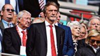 Jim Ratcliffe, uno de los dueños de Manchester United, de origenes humildes, hoy multimillonario y con ideas de ultraderecha.