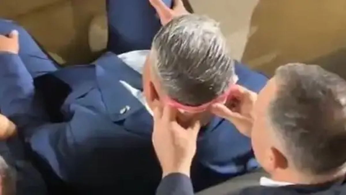 Si querés llegar lejos en el fútbol argentino, secale la nuca al Chiqui Tapia. Si querés llegar lejos en el fútbol argentino, secale la nuca al Chiqui Tapia.