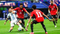 Argentina venció 3-2 a Egipto y avanzó a cuartos de final del Mundial 2026, pero la eliminación africana derivó en un reclamo formal ante FIFA por el arbitraje y el uso del VAR.