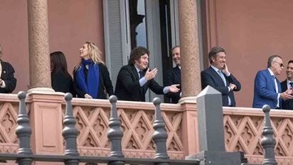 Triunfo de Lula: Javier Milei hizo el 'six seven' en el balcón de la Rosada e insistió con los 'zurdos'
