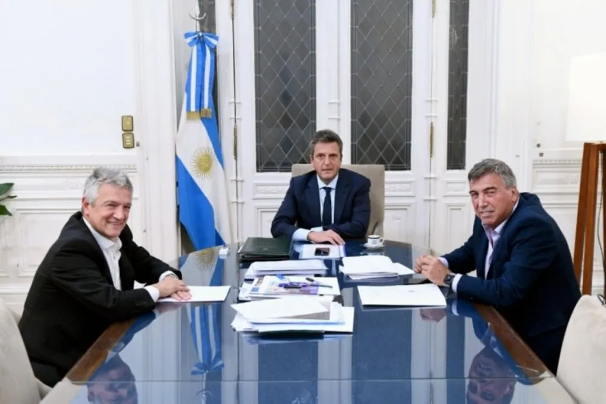 Sergio Massa junto a Claudio Ambrosini y Gustavo López, Presidente y Vicepresidente respectivamente del ENACOM. 