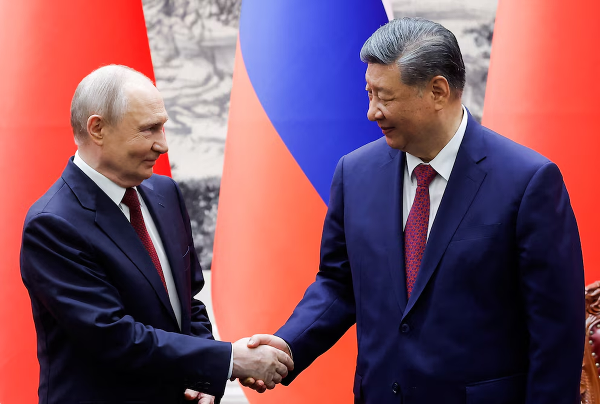 El presidente ruso Vladimir Putin y el presidente chino Xi Jinping se dan la mano durante una ceremonia de firma en el Gran Salón del Pueblo en Pekín, China, el 20 de mayo de 2026. | REUTERS/Maxim Shemetov/Pool El presidente ruso Vladimir Putin y el presidente chino Xi Jinping se dan la mano durante una ceremonia de firma en el Gran Salón del Pueblo en Pekín, China, el 20 de mayo de 2026. | REUTERS/Maxim Shemetov/Pool