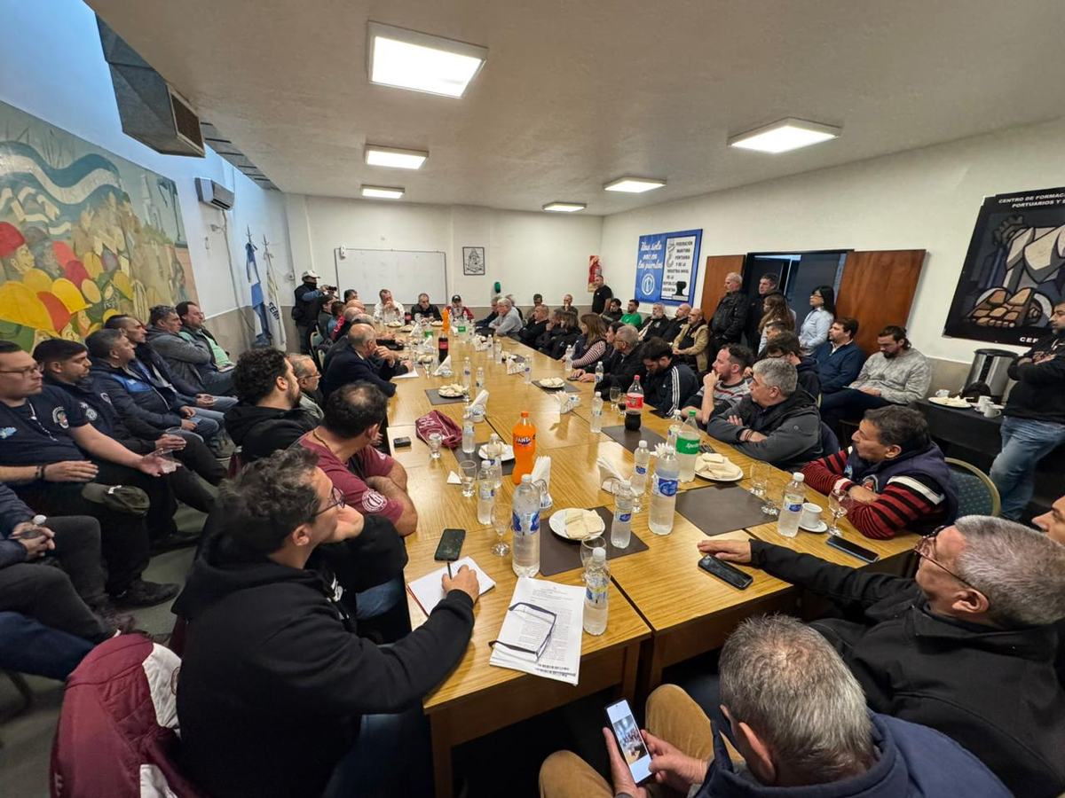 Los gremios de la CATT en la reunión donde se decidió marchar al ministerio de Desregulación. Los gremios de la CATT en la reunión donde se decidió marchar al ministerio de Desregulación.