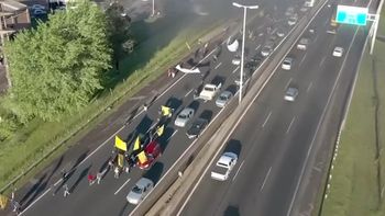 La protesta de un reducido grupo de trabajadores lecheros este viernes 1/10. Los colectiveros se concentraban en zona Oeste. La protesta de un reducido grupo de trabajadores lecheros este viernes 1/10. Los colectiveros se concentraban en zona Oeste.