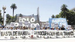 altText(Organizaciones piqueteras marchan a Plaza de Mayo con tazas y cacerolas)}