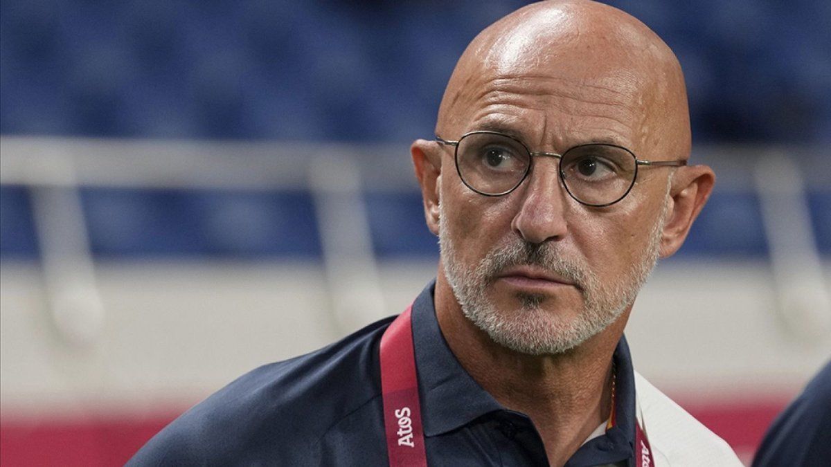 Luis de la Fuente, ante una de las decisiones más sensibles de su ciclo: definir la portería de España rumbo al Mundial 2026. Luis de la Fuente, ante una de las decisiones más sensibles de su ciclo: definir la portería de España rumbo al Mundial 2026. 