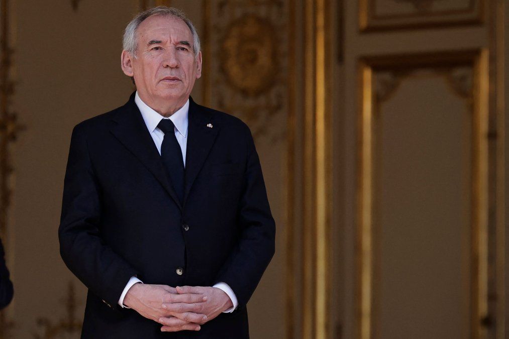 François Bayrou en la mira por escándalo de abusos en una escuela a la que asistieron 3 de sus 6 hijos.