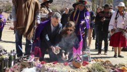 altText(Macri hizo la ofrenda a la Pachamama (y hubo manifestaciones en su contra))}