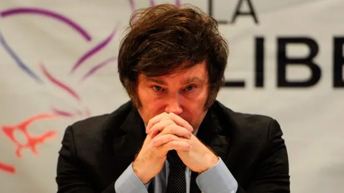 Cerca de Javier Milei afirman que la decisión sindical de petroleros fue recibida como un golpe inesperado, ya que paraliza la producción justo cuando las liquidaciones del agro disminuyen y la energía se vuelve clave para mantener el tipo de cambio dentro de bandas. Cerca de Javier Milei afirman que la decisión sindical de petroleros fue recibida como un golpe inesperado, ya que paraliza la producción justo cuando las liquidaciones del agro disminuyen y la energía se vuelve clave para mantener el tipo de cambio dentro de bandas.