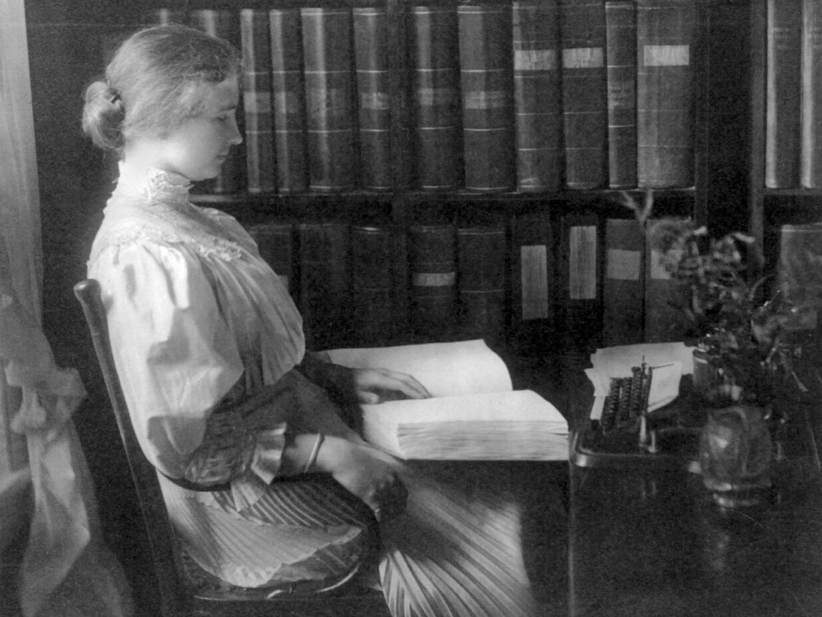 Helen Keller leyendo un libro en braille a los diecinueve años. | GENTILEZA CORDON PRESS Helen Keller leyendo un libro en braille a los diecinueve años. | GENTILEZA CORDON PRESS