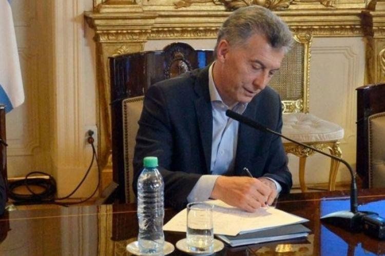 macri_firmando.jpg