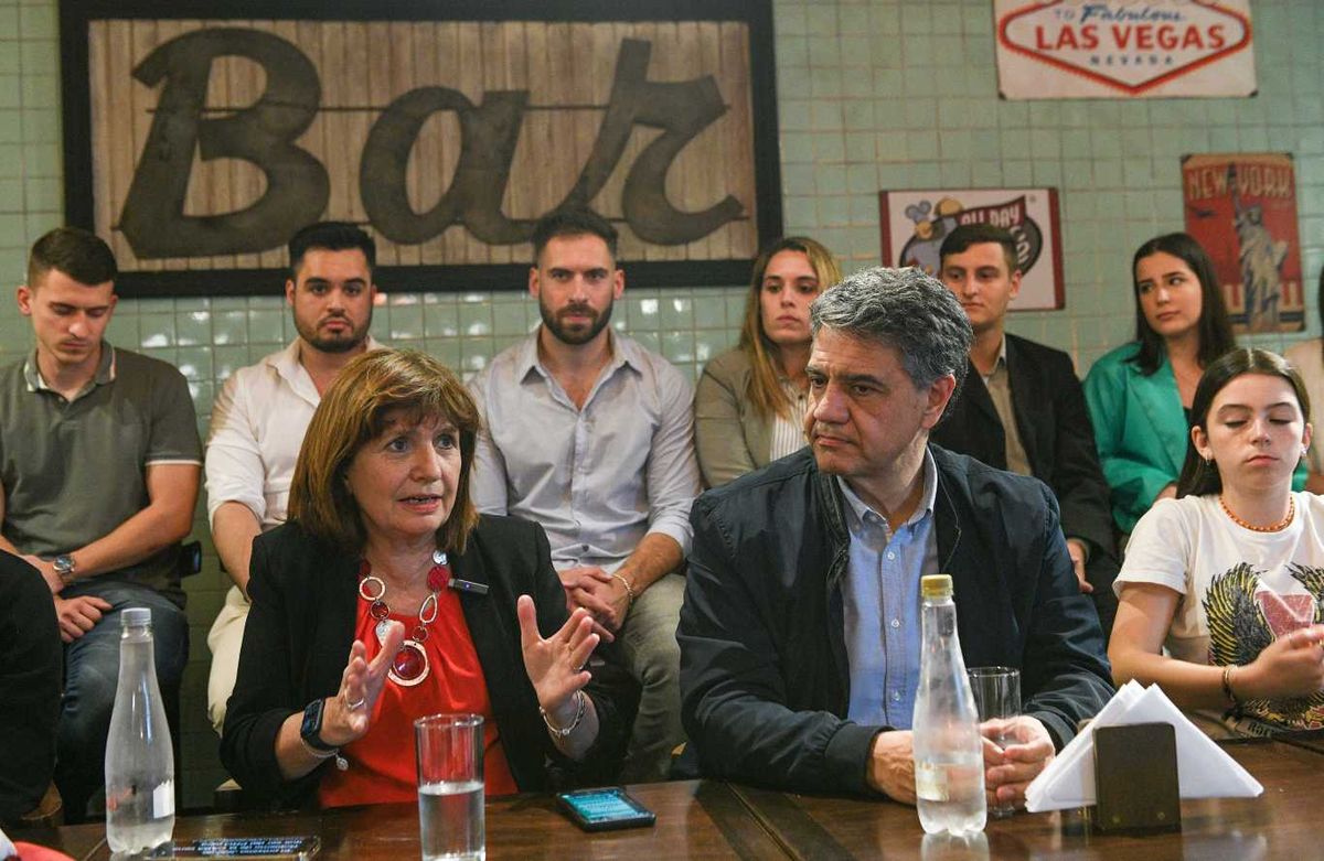 El ministro de Gobierno porteño, Jorge Macri, y la presidenta del PRO, Patricia Bullrich, en una actividad con jóvenes en un bar de CABA. Foto NA: JUAN VARGAS