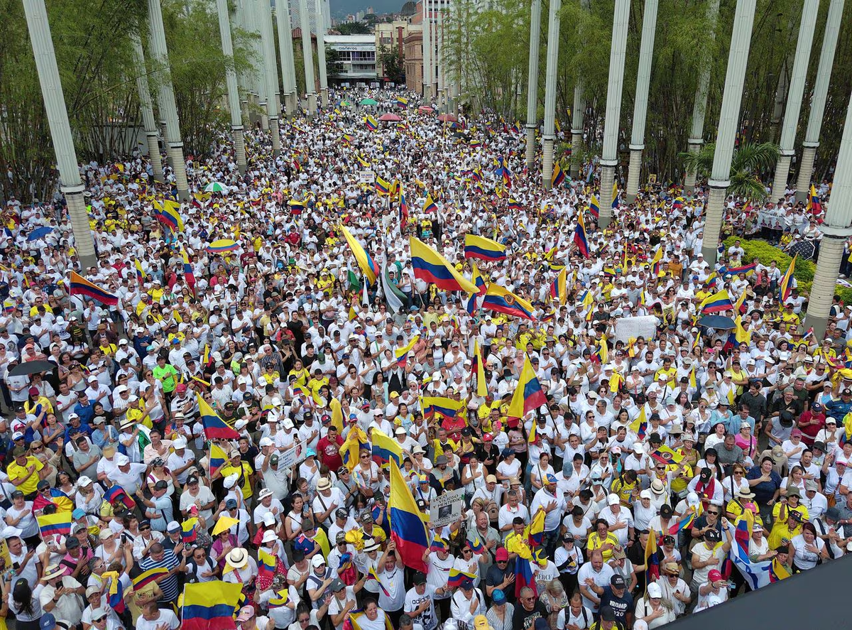 Vista a&eacute;rea de manifestantes marchando contra el gobierno del presidente colombiano Gustavo Petro&nbsp;