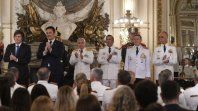 Javier Milei con militares en la entrega de sables y diplomas a 35 nuevos altos mandos de las Fuerzas Armadas.&nbsp;
