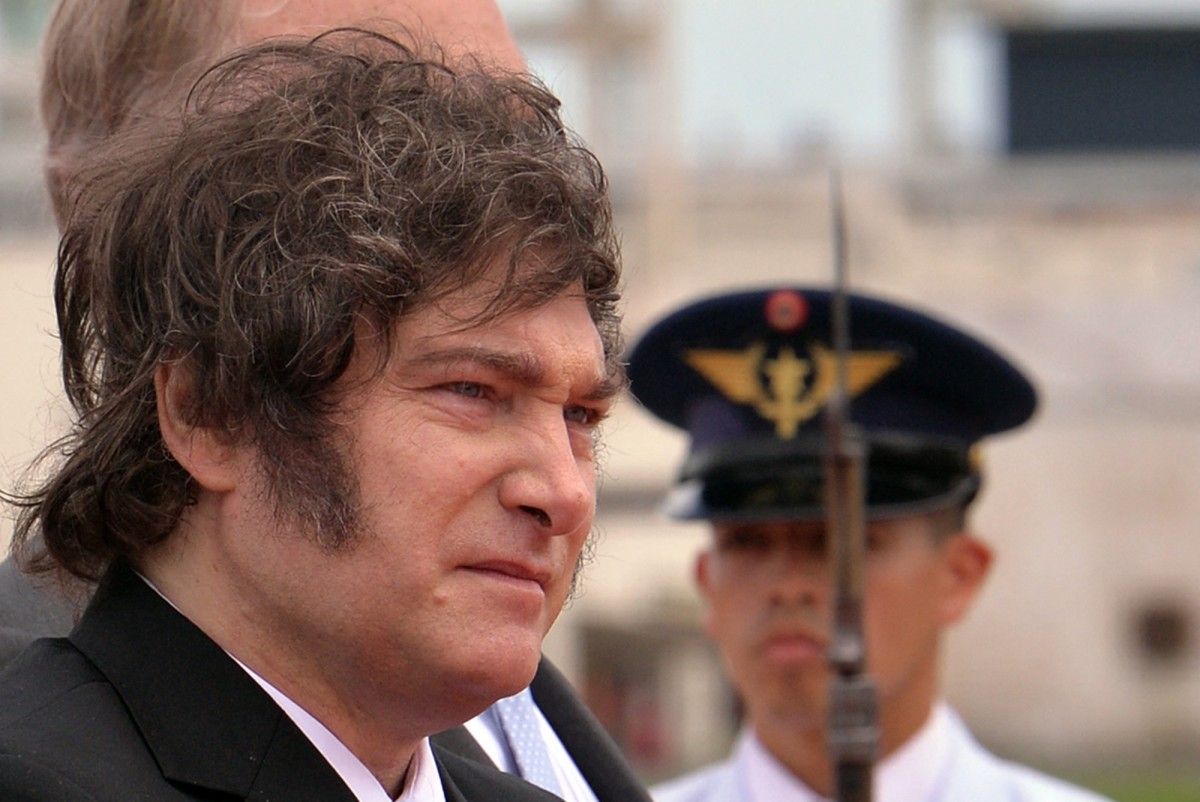 El presidente de Argentina, Javier Milei, llega al Aeropuerto Internacional Silvio Pettirossi en Luque, Paraguay.