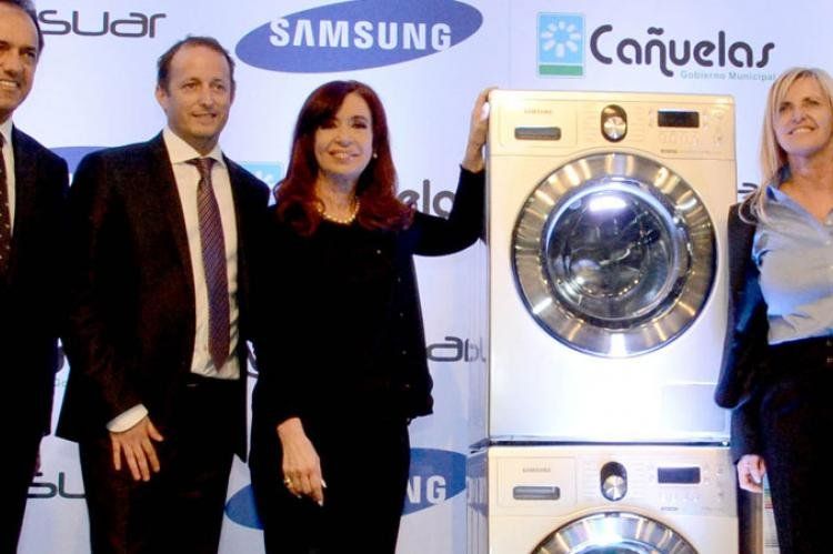 Cristina con Scioli e Insaurralde, inaugurando fábrica de lavarropas en Cañuelas. (Foto: Presidencia)