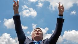 altText(Jair Bolsonaro festeja empate técnico con Lula da Silva)}