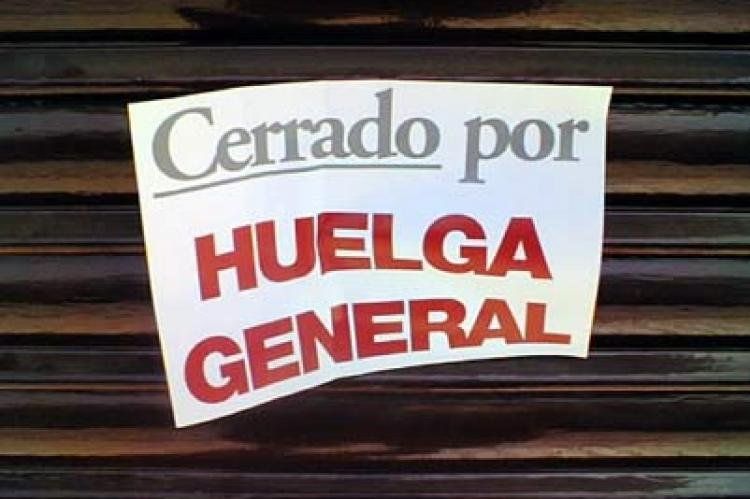 Abrimos un plazo para analizar la convocatoria de una huelga general durante el trámite parlamentario de los Presupuestos Generales del Estado 2013, ha indicado el secretario general de UGT, Cándido Méndez, quién ha apuntado que quieren lograr una fuer