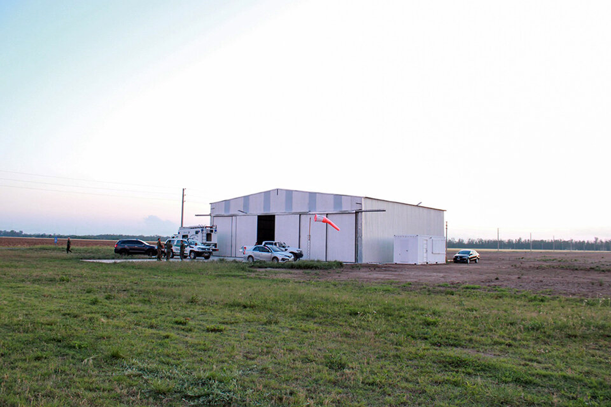 El hangar de los narcos sobre el country de Campo Timbó. El hangar de los narcos sobre el country de Campo Timbó.