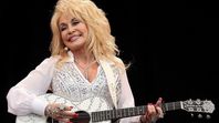 Dolly Parton, la icónica cantante country, falleció hoy.