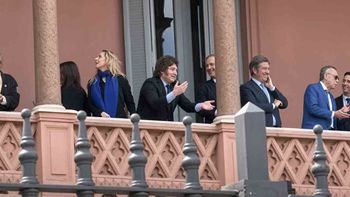 Javier Milei haciendo el six seven en el balcón de la Casa Rosada (Foto: Captura de video) Javier Milei haciendo el six seven en el balcón de la Casa Rosada (Foto: Captura de video)