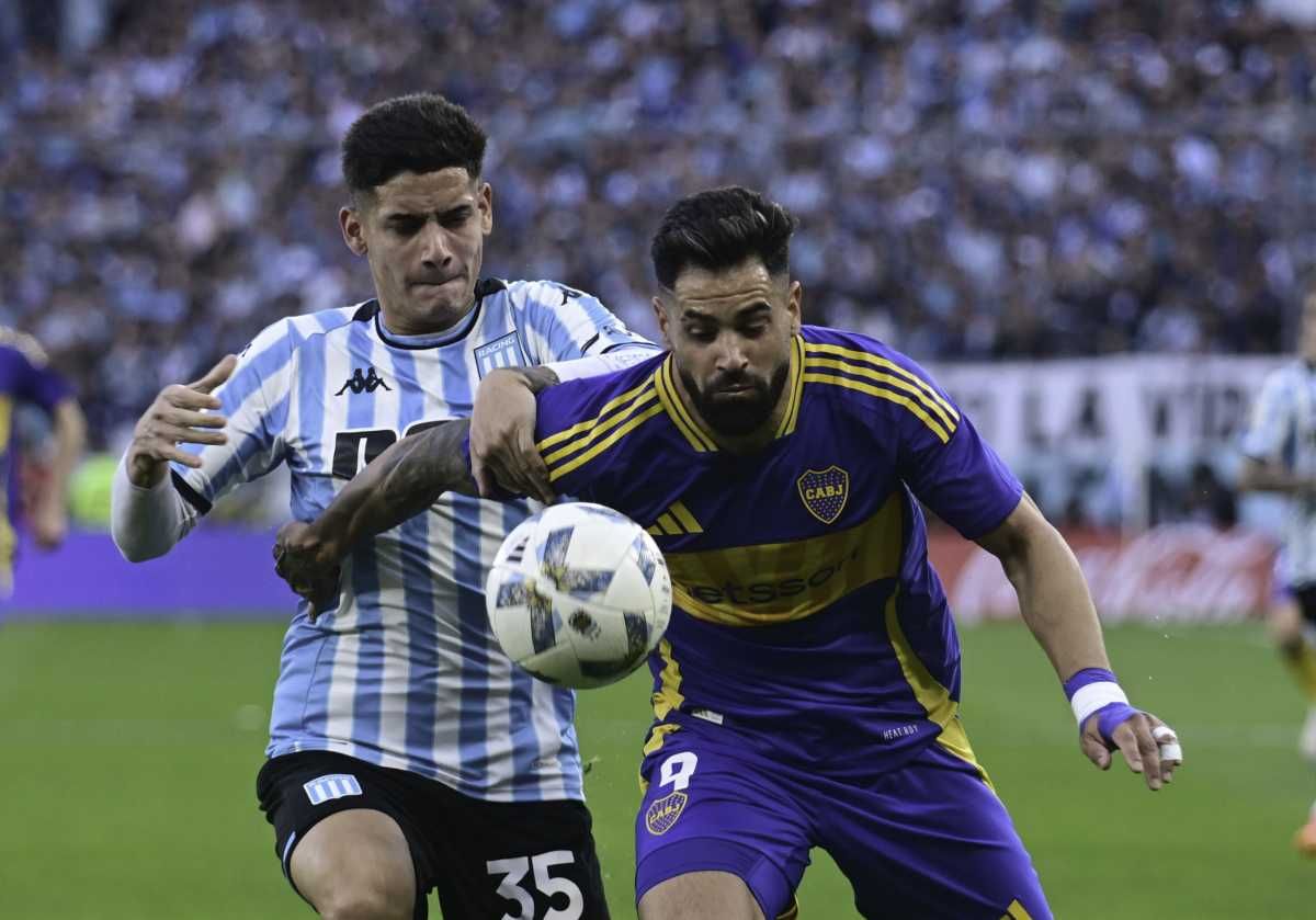 Milton Giménez, delantero de Boca, disputa una pelota ante Santiago Quirós, de Racing