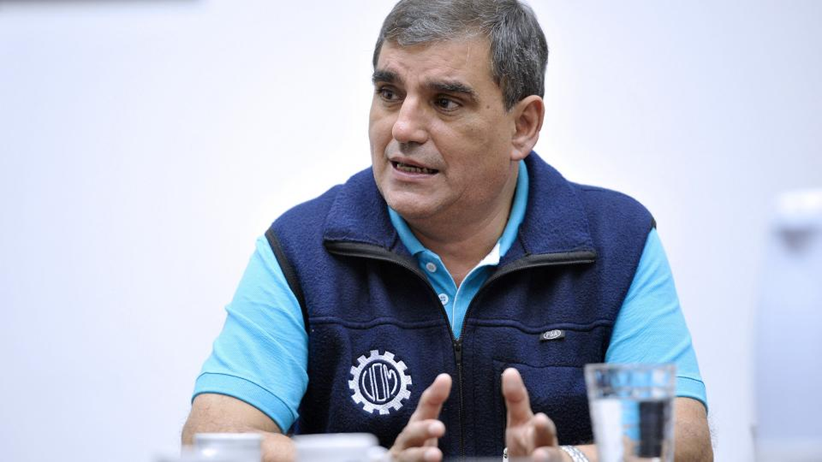 Antonio Donello, secretario general de la UOM Rosario, aseguró que el modelo económico empuja a la caída de la industria nacional. Antonio Donello, secretario general de la UOM Rosario, aseguró que el modelo económico empuja a la caída de la industria nacional.