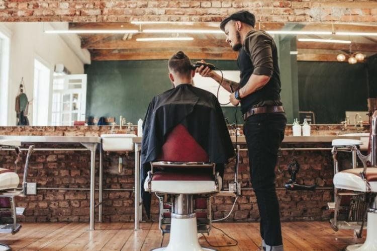 El peluquero del barrio necesita que el frenazo de la economía no lo lleve a la quiebra.