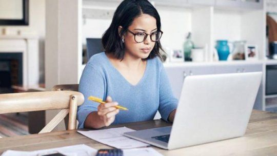 El trabajo remoto permite acceder a empresas globales sin emigrar, aunque los salarios siguen mostrando diferencias importantes según el país de residencia.