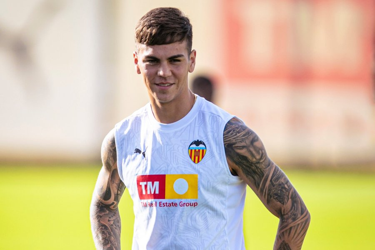 Enzo Barrenechea, con la remera de entrenamiento de Valencia, donde juega actualmente. Enzo Barrenechea, con la remera de entrenamiento de Valencia, donde juega actualmente.
