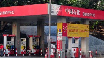 China siente la presión y ordena aumento de combustible en estaciones
