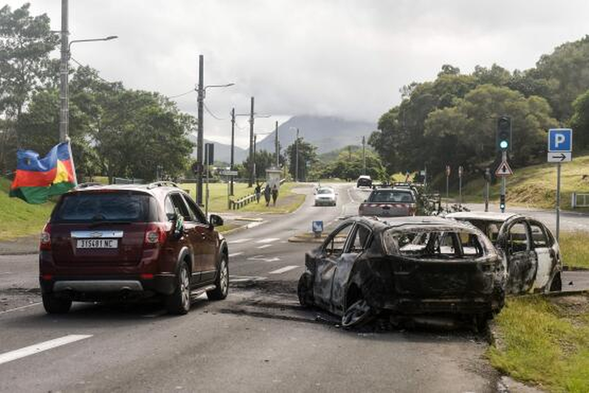 Un coche con la bandera del Frente Canaco y Socialista de Liberación Nacional (FLNKS), en Numea, el 14 de mayo de 2024. MATHURIN DEREL / AFP Un coche con la bandera del Frente Canaco y Socialista de Liberación Nacional (FLNKS), en Numea, el 14 de mayo de 2024. MATHURIN DEREL / AFP