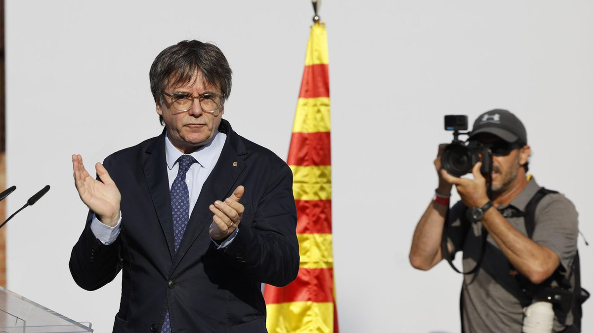Puigdemont fue el expresidente de la Generalitat, y quien declaró la independencia de esta Comunitat del Barça en el 2017 tras un referéndum 'ilegal'. Luego, la suspendió “para apelar al diálogo”, pero igual provocó una crisis política que generó que el gobierno central en Madrid tomase el control del presupuesto de la región. Puigdemont fue el expresidente de la Generalitat, y quien declaró la independencia de esta Comunitat del Barça en el 2017 tras un referéndum 'ilegal'. Luego, la suspendió “para apelar al diálogo”, pero igual provocó una crisis política que generó que el gobierno central en Madrid tomase el control del presupuesto de la región.
