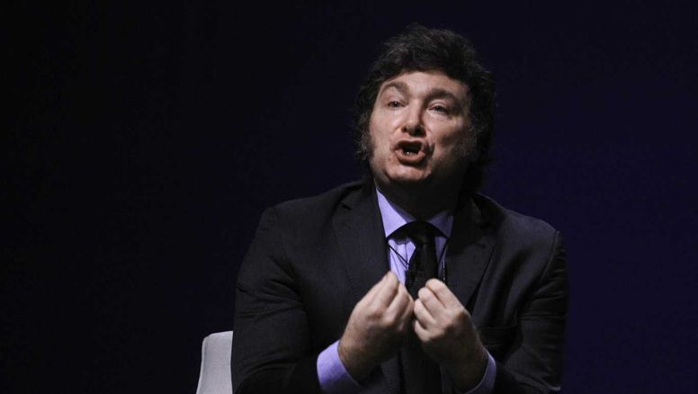 Javier Milei entre los 'celestes' y los 'rojo punzó' (y el 