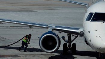 La guerra del combustible aéreo escala: Medio Oriente recorta 13.000 vuelos en mayo