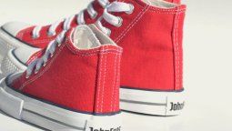 altText(Tras 40 años, John Foos cierra su fábrica de zapatillas en la Argentina)}