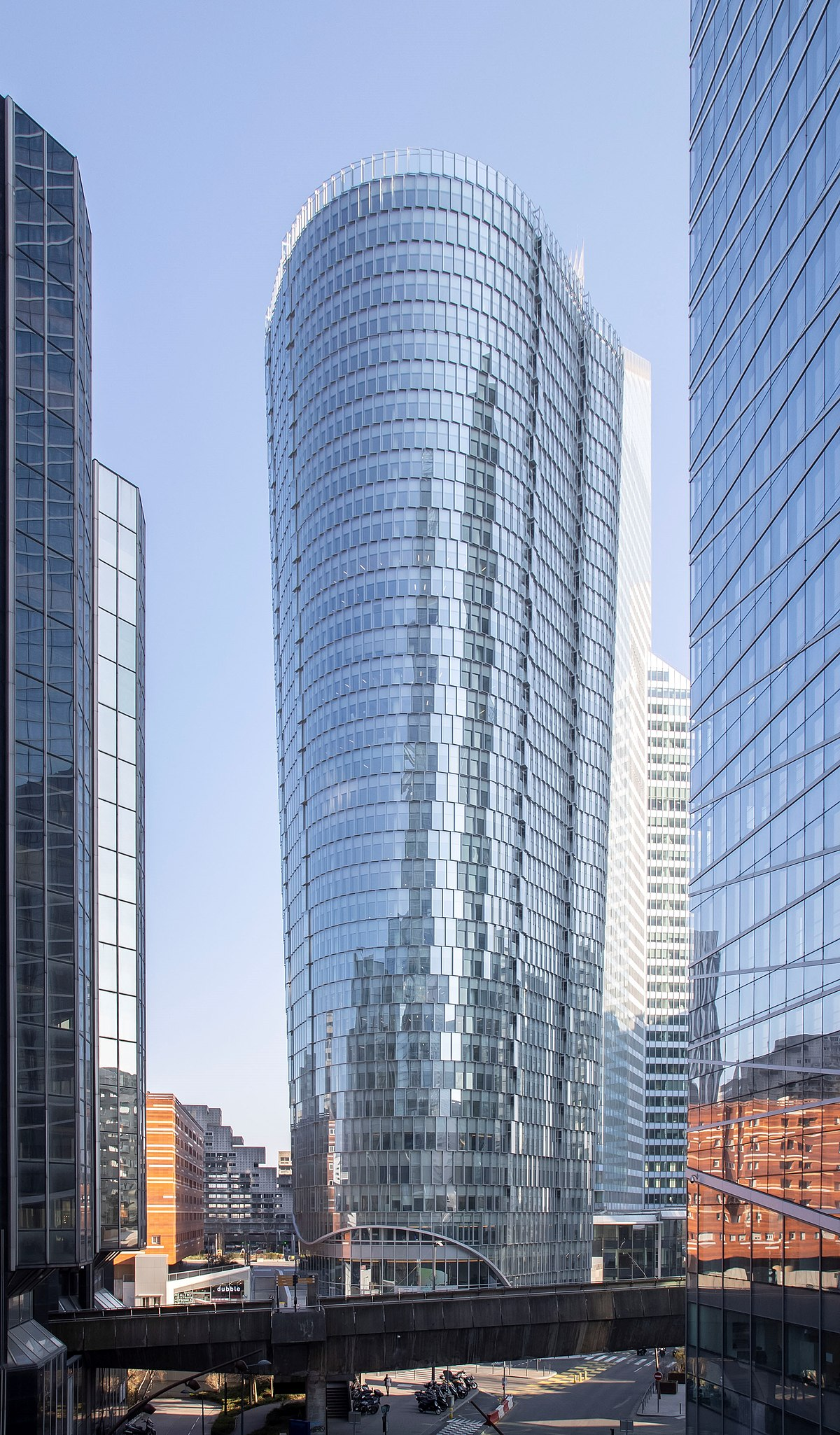 Tour alto, el imponente edifico que escaló el "Spiderman francés" como protesta contra la ley de pensiones.