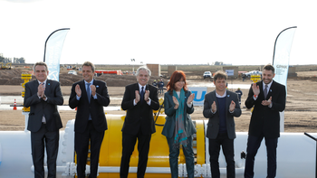 Alberto Fernández, Sergio Massa y Cristina Kirchner en la inauguración de la primera etapa del gasoducto Néstor Kirchner, hoy rebautizado Gasoducto Perito Francisco Pascasio Moreno. Alberto Fernández, Sergio Massa y Cristina Kirchner en la inauguración de la primera etapa del gasoducto Néstor Kirchner, hoy rebautizado Gasoducto Perito Francisco Pascasio Moreno.