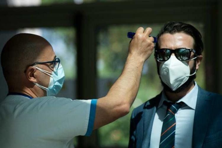 Cuidado: El diario New York Post y otros habían publicado que el virus se está debilitando, en base a un estudio. Sus autores desmintieron esa conclusión. /Foto:Tiziana FABI / AFP