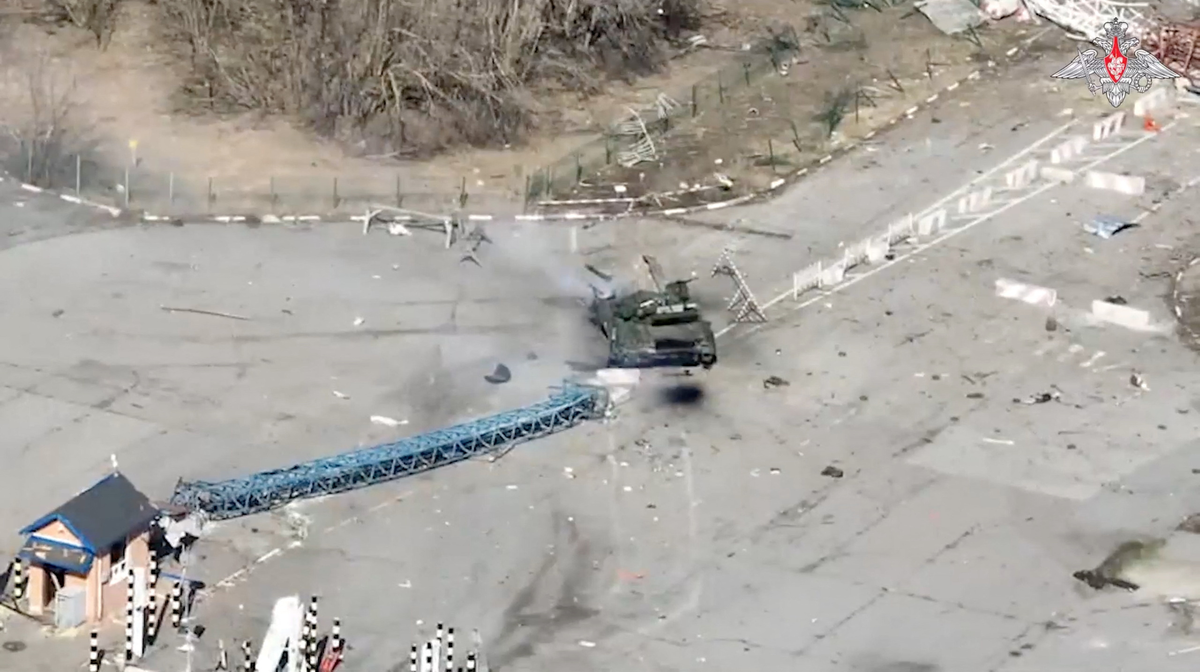 Una vista muestra lo que el Ministerio de Defensa ruso dice que es un tanque destruido de grupos armados con base en Ucrania en la regi&oacute;n de Belgorod, Rusia.&nbsp;