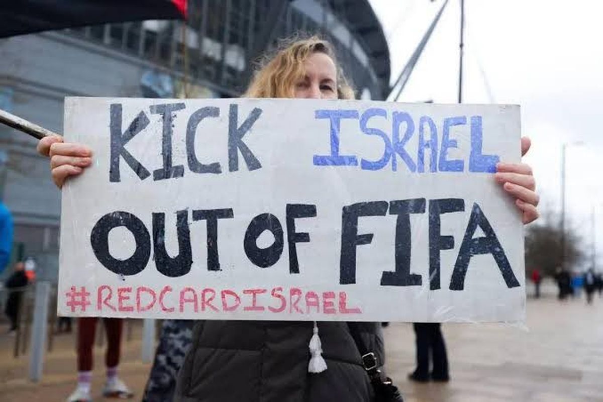 Los manifestantes le piden a FIFA que expulse a Israel. Los manifestantes le piden a FIFA que expulse a Israel.