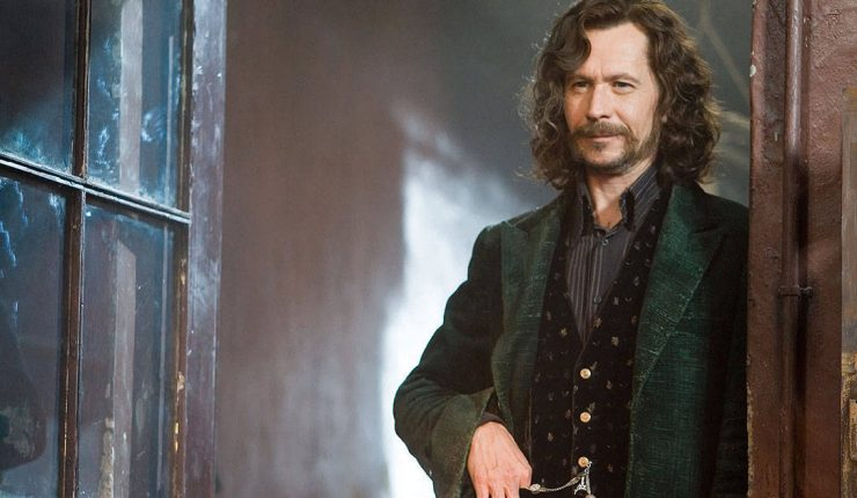 Gary Oldman interpretó a Sirius Black en cuatro películas de Harry Potter (incluyendo su forma fantasmal en "Las reliquias de la muerte"). Ahora, quiere dejar al padrino de Harry y ser su director. Gary Oldman interpretó a Sirius Black en cuatro películas de Harry Potter (incluyendo su forma fantasmal en "Las reliquias de la muerte"). Ahora, quiere dejar al padrino de Harry y ser su director.