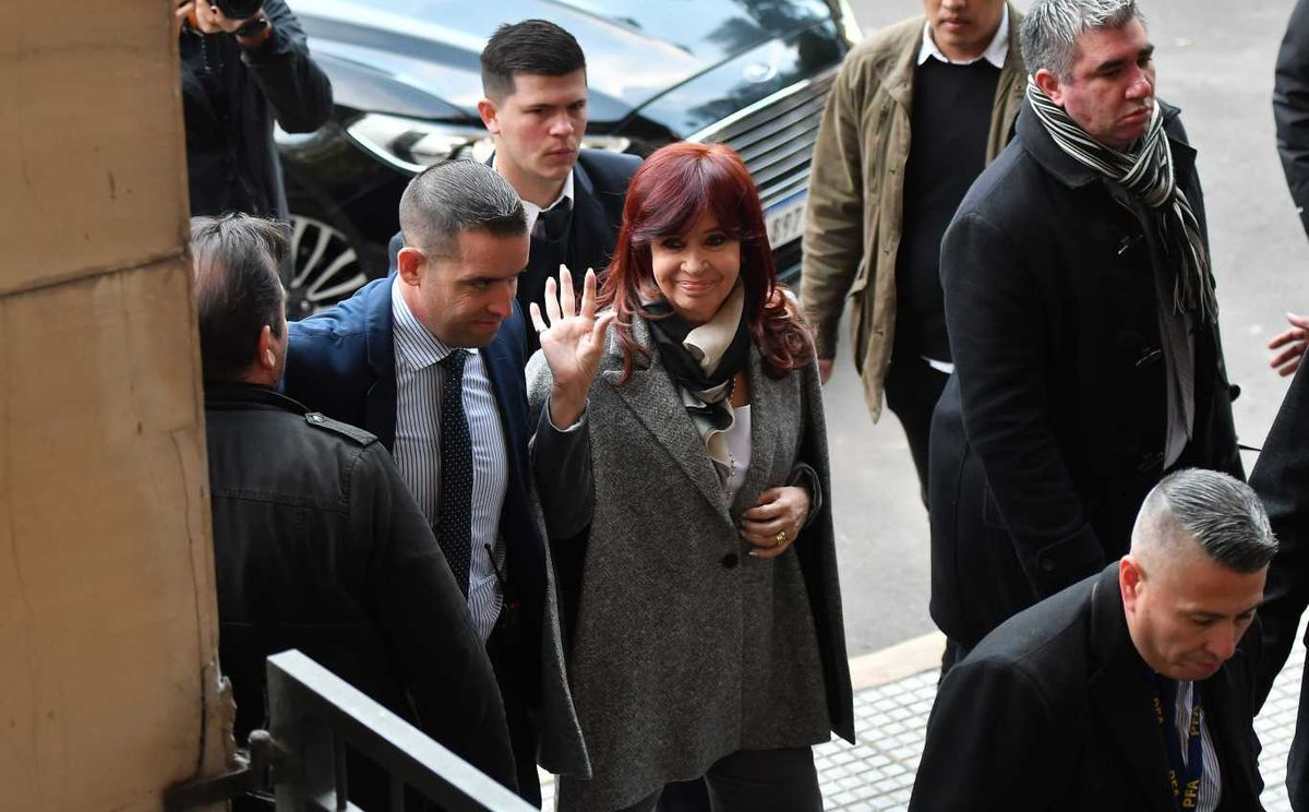 La ex presidenta CFK arriba a los tribunales federales de Comodoro Py para declarar en el juicio sobre el intento de magnicidio que sufrió en 2022. FOTO:CLAUDIO FANCHI NA La ex presidenta CFK arriba a los tribunales federales de Comodoro Py para declarar en el juicio sobre el intento de magnicidio que sufrió en 2022. FOTO:CLAUDIO FANCHI NA