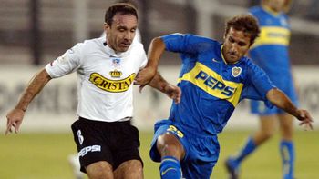 Marcelo Espina (con la camiseta del Colo Colo) disputa la pelota ante Raúl Cascini en un partido por Copa Libertadores contra Boca, en el año 2004 Marcelo Espina (con la camiseta del Colo Colo) disputa la pelota ante Raúl Cascini en un partido por Copa Libertadores contra Boca, en el año 2004