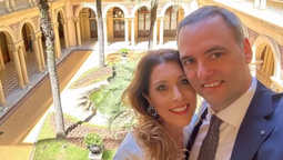 altText(La esposa de Adorni ingresó sorpresivamente al régimen de inocencia fiscal)}