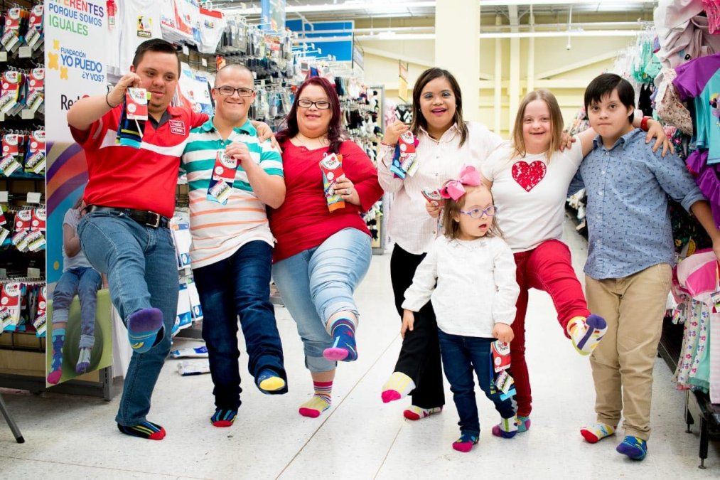 Síndrome de Down-Medias diferentes. Foto: CRhoy.com